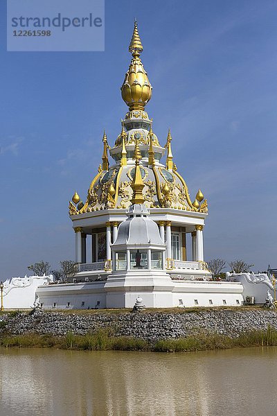 Teich vor dem Maha Rattana Chedi des Wat Thung Setthi  Khon Kaen  Isan  Thailand  Asien