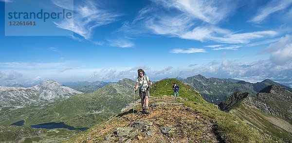 Wanderer auf der Vetternscharte  Schladminger Höhenweg  Schladminger Tauern  Schladming  Steiermark  Österreich  Europa
