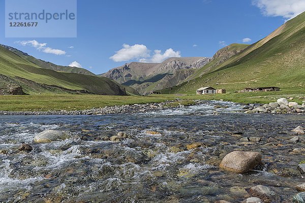 Kleine Siedlung an einem Gebirgsfluss  Sary Jaz-Tal  Region Issyk Kul  Kirgisistan  Asien
