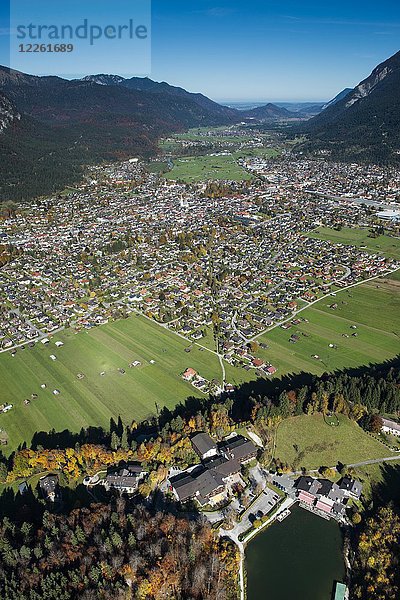 Zentrum von Garmisch im Herbst  Loisachtal  vor Rissersee  Garmisch-Partenkirchen  Oberbayern  Bayern  Deutschland  Europa