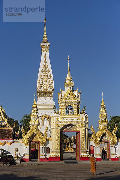 Mönch vor dem Chedi des Wat Phra That Phanom  Tempelanlage in Amphoe That Phanom  Provinz Nakhon Phanom  Isan  Thailand  Asien