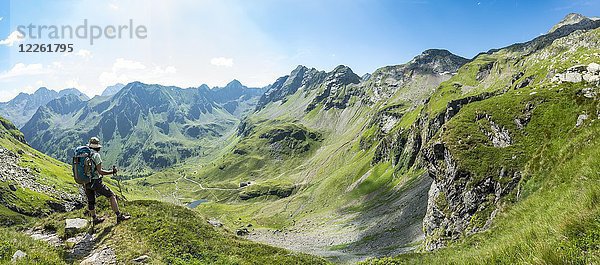 Wanderer beim Abstieg von der Vetternscharte zur Keinprechthütte  Schladminger Höhenweg  Schladminger Tauern  Schladming  Steiermark  Österreich  Europa