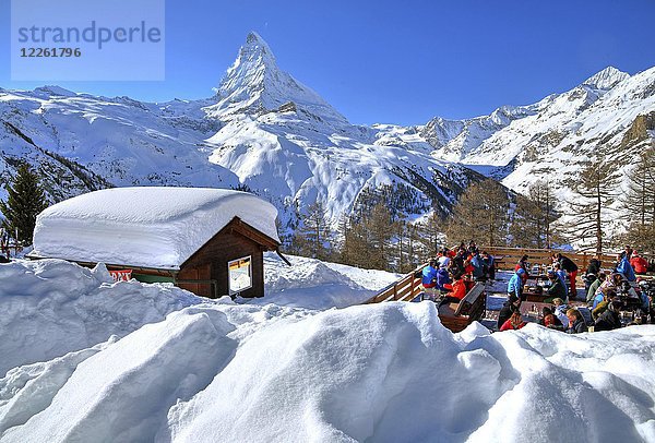 Berghütte mit Sonnenterrasse auf der Riffelalp 2222m im Winter  hinter dem Matterhorn 4478m  Zermatt  Mattertal  Wallis  Schweiz  Europa