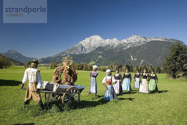 Bauernherbst  Heufiguren  Tradition im Salzburger Land  Österreich  Europa