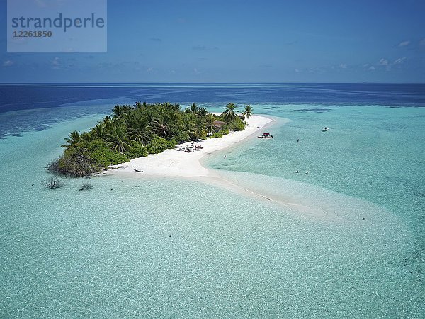 Touristen auf unbewohnter Palmeninsel  rundherum Sandstrand  vorgelagertes Korallenriff  Ari-Atoll  Indischer Ozean  Malediven  Asien