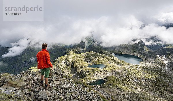 Wanderer  Wolken über dem Grat  Blick vom Greifenberg zum Klafferkessel  Oberer Klaffersee  Lungauer Klaffersee  Zwerfenbergsee  Schladminger Höhenweg  Schladminger Tauern  Steiermark  Österreich  Europa