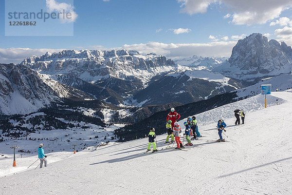 Kinder mit Skilehrer auf der Skipiste  Skigebiet Seceda  im hinteren Sellamassiv  Sankt Christina in Gröden  Dolomiten  Südtirol  Südtirol  Italien  Europa