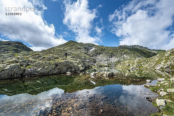 Wanderer an einem kleinen See  Klafferkessel  Schladminger Höhenweg  Schladminger Tauern  Schladming  Steiermark  Österreich  Europa