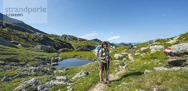 Zwei Wanderer an einem kleinen See  Schladminger Höhenweg  Schladminger Tauern  Schladming  Steiermark  Österreich  Europa