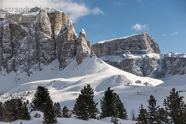 Sellajoch im Winter  Sellamassiv mit Sellatürmen  Dolomiten  Wolkenstein  Dolomiten  Südtirol  Alto Adige  ItalienSüdtirol  Alto Adige  Italien  Europa