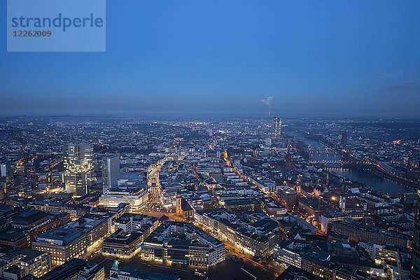 Blick vom Main Tower  Stadtansicht in der Abenddämmerung  Frankfurt am Main  Hessen  Deutschland  Europa