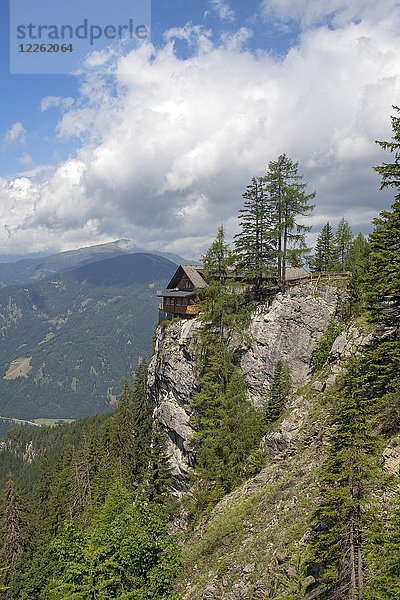 Dolomitenhütte an einem Felsen  Amlach  Osttirol  Österreich  Europa