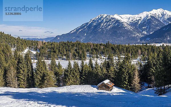 Heuscheune im Winter  Tennsee  Werdenfelser Land  Oberbayern  Deutschland  Europa