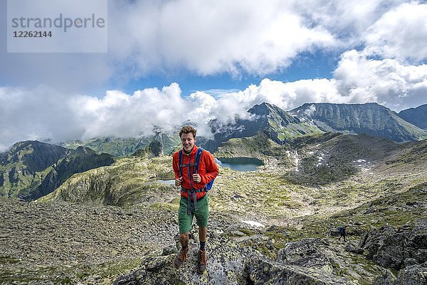 Wanderer auf dem Gipfel des Greifenbergs  Blick auf Seen im Klafferkessel  Schladminger Höhenweg  Schladminger Tauern  Schladming  Steiermark  Österreich  Europa