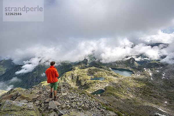 Wanderer  Wolken über dem Grat  Blick vom Greifenberg zum Klafferkessel  Oberer Klaffersee  Lungauer Klaffersee  Zwerfenbergsee  Schladminger Höhenweg  Schladminger Tauern  Steiermark  Österreich  Europa