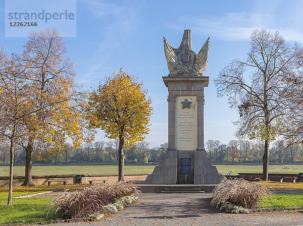 Denkmal der Begegnung  sowjetisches Denkmal zur Erinnerung an das Treffen mit amerikanischen Truppen 1945 an der Elbe in Torgau  Sachsen  Deutschland  Europa