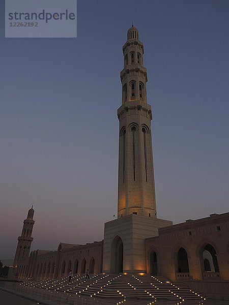 Abendstimmung  beleuchtete Große Sultan Qabus Moschee und Minarett  Muscat  Oman  Asien
