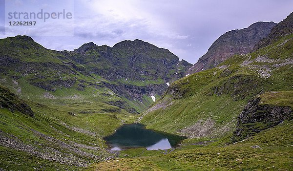 Blick auf den unteren Landawirsee  im Hintergrund Samspitze  Sandspitze und Zwerfenberg  Schladminger Höhenweg  Schladminger Tauern  Schladming  Steiermark  Österreich  Europa