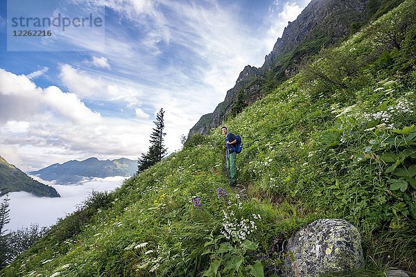 Wanderer auf Wanderweg  Aufstieg zum Greifenberg  Schladminger Höhenweg  Schladminger Tauern  Schladming  Steiermark  Österreich  Europa