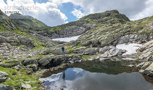 Wanderer an einem kleinen See  Klafferkessel  Schladminger Höhenweg  Schladminger Tauern  Schladming  Steiermark  Österreich  Europa