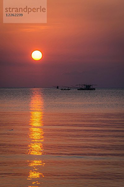 Sonnenuntergang auf See  Longtailboot  Fischerboot  Ko Pha-ngan  Golf von Thailand  Thailand  Asien