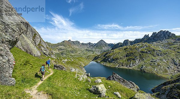 Zwei Wanderer am Brettersee  Schladminger Höhenweg  Schladminger Tauern  Schladming  Steiermark  Österreich  Europa