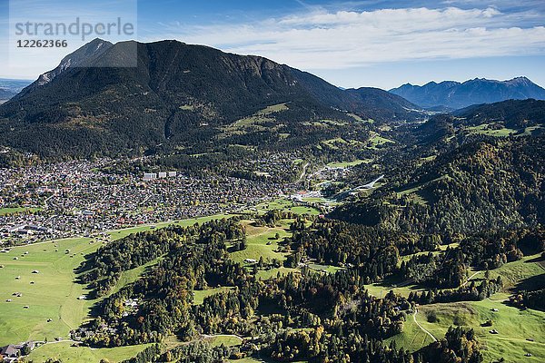 Partenkirchen vor dem Wank mit Sprungschanze am Gudiberg  Kochelberg  Garmisch-Partenkirchen  Oberbayern  Bayern  Deutschland  Europa