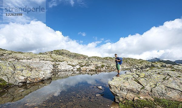 Wanderer an einem kleinen See  Klafferkessel  Schladminger Höhenweg  Schladminger Tauern  Schladming  Steiermark  Österreich  Europa