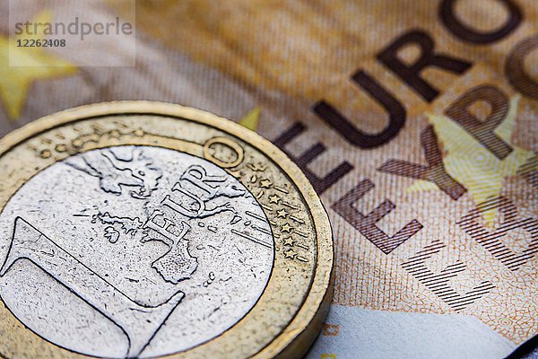 Symbolbild  Standbild  Währung  Euro-Münze auf 50-Euro-Schein