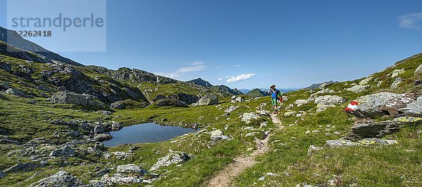 Wanderer stehr an einem kleinen See und fotografiert  Schladminger Höhenweg  Schladminger Tauern  Schladming  Steiermark  Österreich  Europa