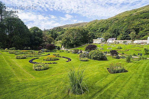 Ummauerter viktorianischer Garten in der Abtei von Kylemore  Connemara National Park  Republik Irland