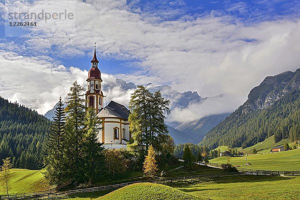 Pfarrkirche St. Nikolaus  im hinteren Teil des Obernberger Tribulauns  Obernberg am Brenner  Tirol  Österreich  Europa