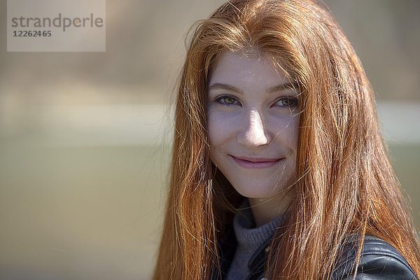 Porträt  junge Frau  Mädchen  Teenager mit langen roten Haaren  Bayern  Deutschland  Europa