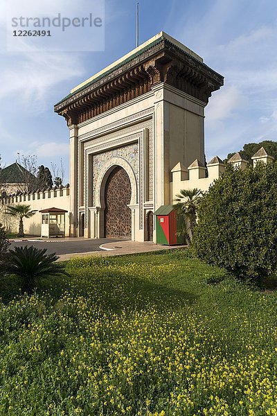 Tor zum Königspalast Dar el-Makhzen  Fez  Marokko  Afrika