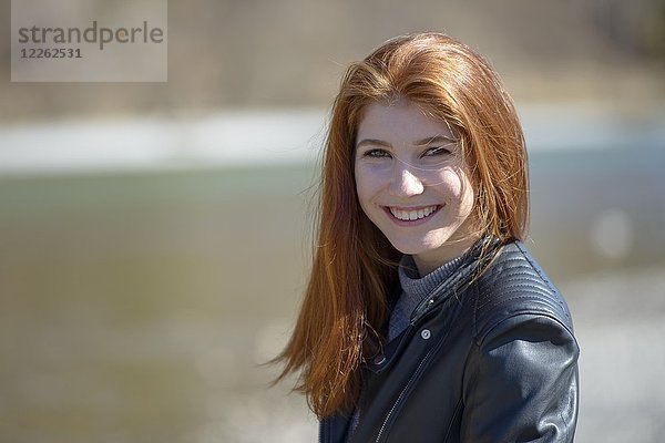 Porträt  junge Frau  Mädchen  Teenager mit langen roten Haaren  Bayern  Deutschland  Europa