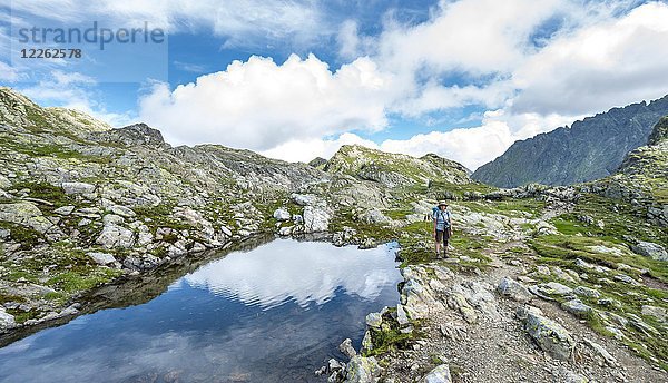 Wanderer an einem kleinen See  Klafferkessel  Schladminger Höhenweg  Schladminger Tauern  Schladming  Steiermark  Österreich  Europa