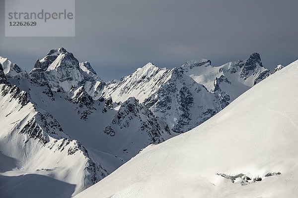 Gipfel der Freispitze und Holzgauer Wettterspitze mit Lechtaler Alpen im Winter  Lechtal  Tirol  Österreich  Europa