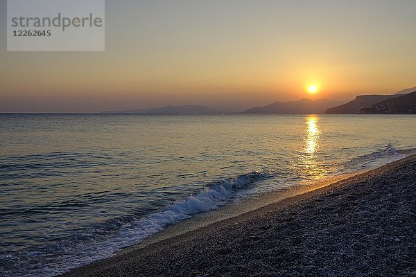 Sonnenuntergang am Strand  Varigotti  Finale Ligure  Riviera di Ponente  Ligurien  Italien  Europa