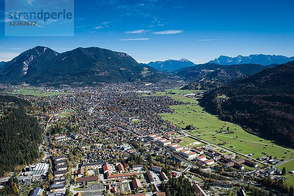 Zentrum von Garmisch-Partenkirchen im Herbst  Wank  Oberbayern  Bayern  Deutschland  Europa