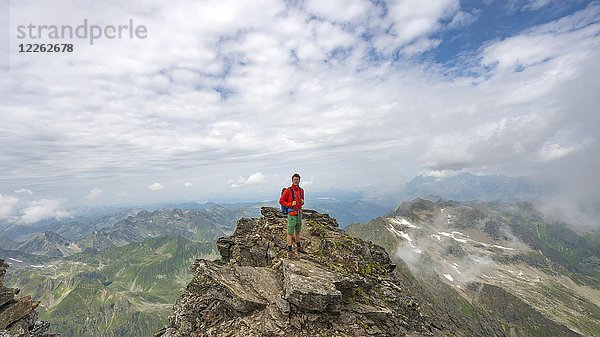 Wanderer auf dem Gipfel des Hochgolling bei aufsteigendem Nebel  Schladminger Höhenweg  Schladminger Tauern  Schladming  Steiermark  Österreich  Europa
