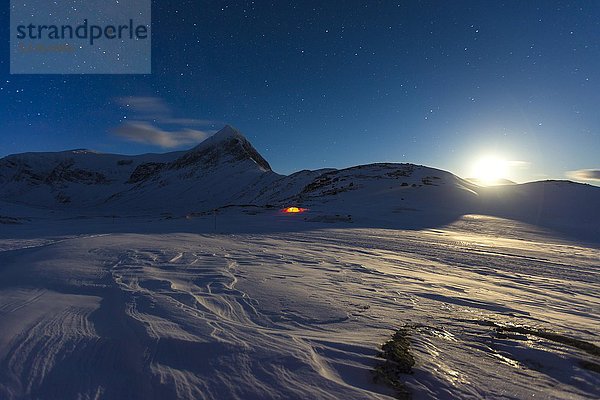 Vollmond mit Zelt im Schnee  Kungsleden oder Königsweg  Provinz Lappland  Schweden  Skandinavien  Europa