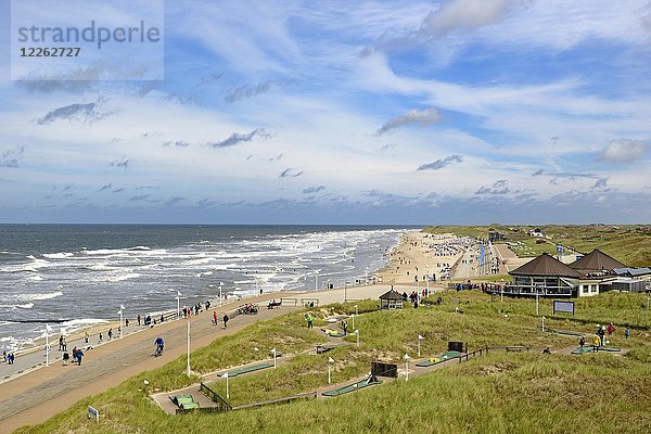 Blick auf die Strandpromenade mit Minigolf  Restaurants und den Nordstrand  Norderney  Ostfriesische Inseln  Nordsee  Niedersachsen  Deutschland  Europa