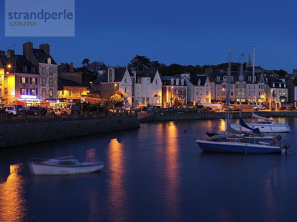 Hafen bei Nacht  Saint Malo  Bretagne  Frankreich  Europa