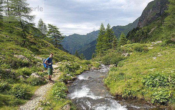 Wanderer am Steinriesenbach  Wanderweg zur Gollinghütte  Schladminger Höhenweg  Schladminger Tauern  Schladming  Steiermark  Österreich  Europa