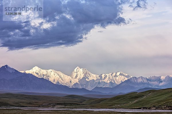 Fluss im Sary Jaz-Tal bei Sonnenaufgang  Region Issyk Kul  Kirgisistan  Asien