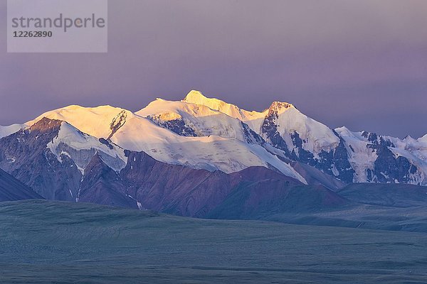 Sary Jaz Tal  Blick über das Tien Shan Gebirge bei Sonnenaufgang  Issyk Kul Region  Kirgisistan  Asien