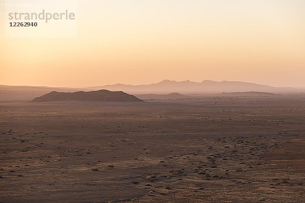 Trockene Landschaft der Namib-Naukluft-Berge bei Sonnenuntergang  Namib-Naukluft-Park  Hardap-Distrikt  Namibia  Afrika