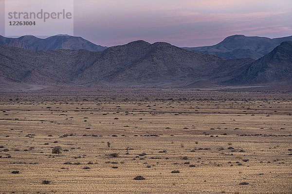 Trockene Landschaft der Naukluftberge  Abendhimmel  Namib-Naukluft-Park  Hardap-Distrikt  Namibia  Afrika