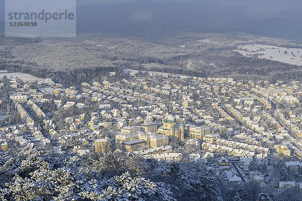 Panoramablick auf Berndorf mit Margaretenkirche im Winter  Aussichtspunkt Guglzipf  Berndorf  Niederösterreich  Österreich  Europa