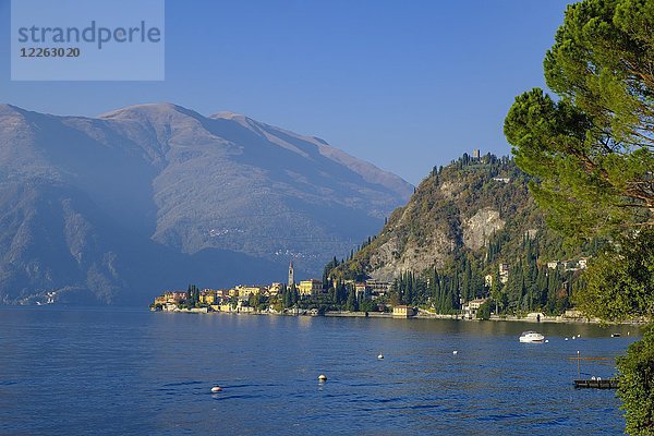 Blick über den See auf das Dorf  Varenna  Comer See  Lago di Como  Lombardei  Italien  Europa
